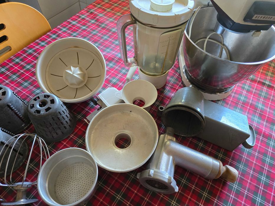 Batedeira Kenwood com todos os acessórios de origem