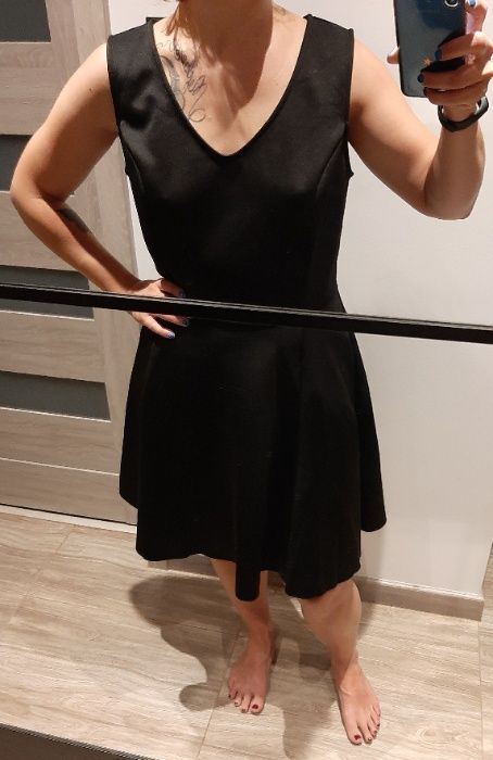 Elegancka czarna rozkloszowana sukienka midi