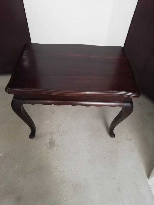 Mesinha de madeira, trabalhada, estilo anos 60