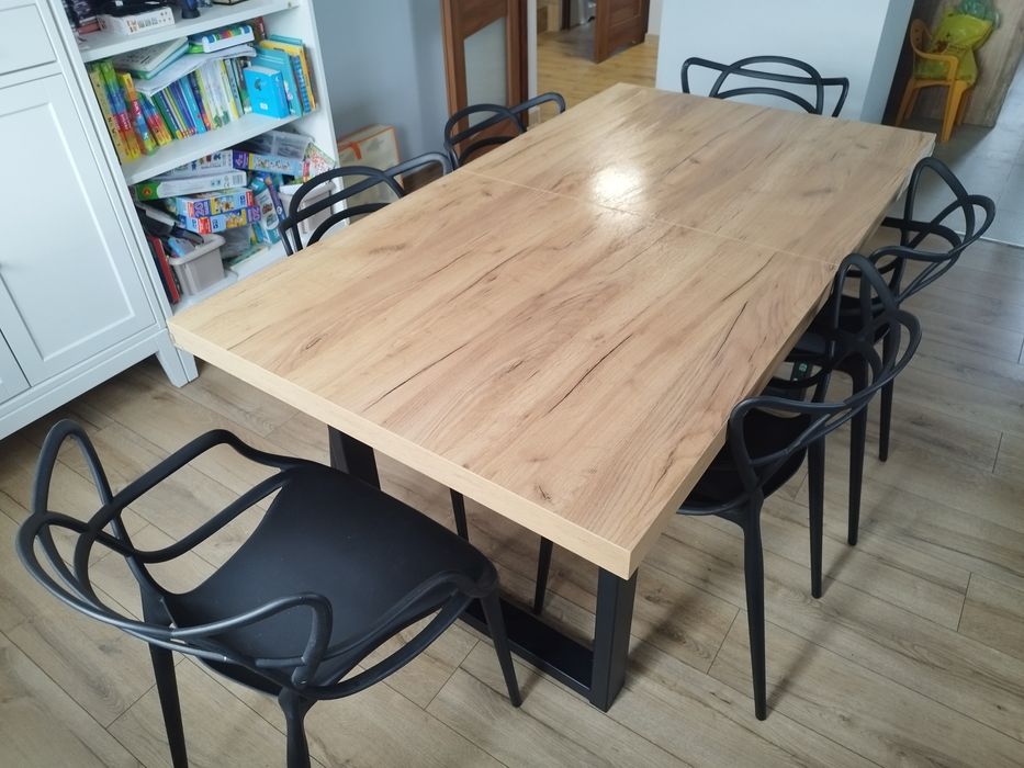 Stół rozkładany plus 8 krzeseł