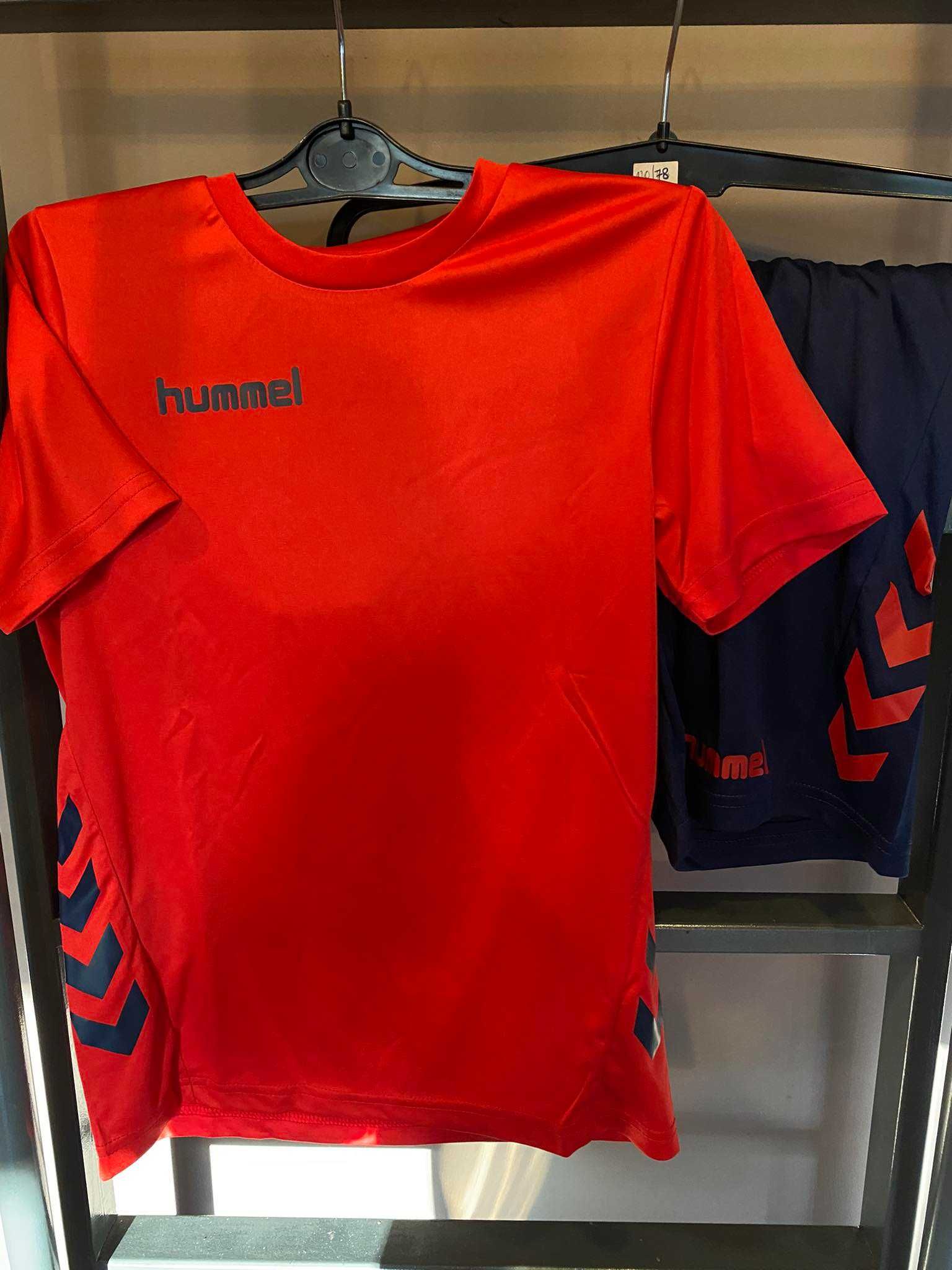 Zestaw Sportowy Hummel Czerwona koszulka czarne spodenki 140