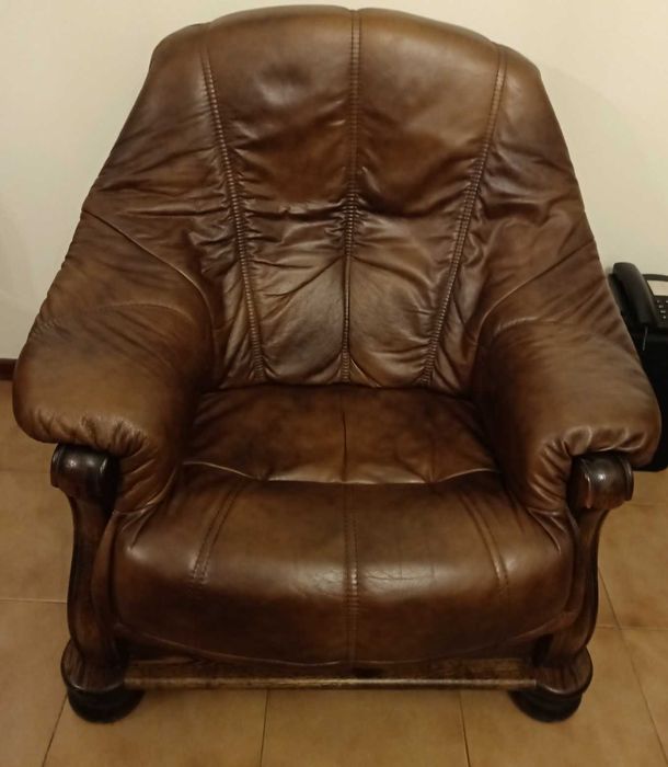 Terno sofás madeira e couro