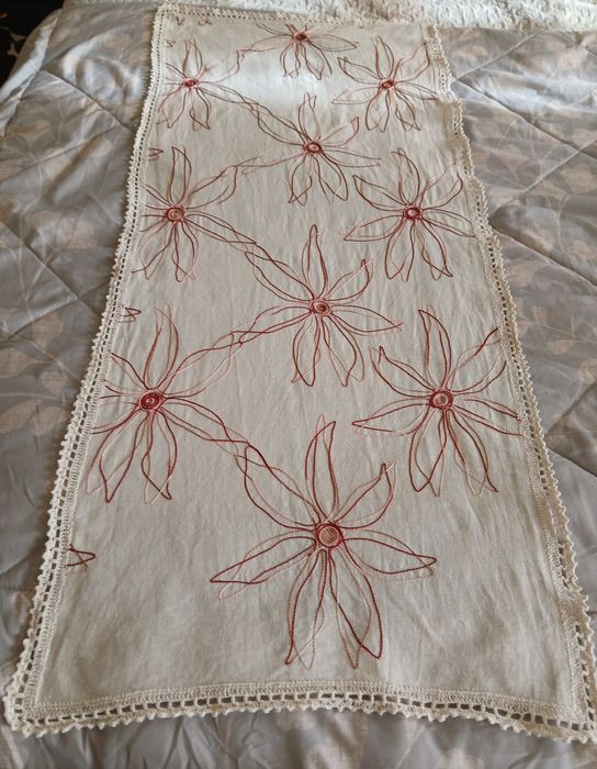 Caminho de mesa bordado com picô em renda