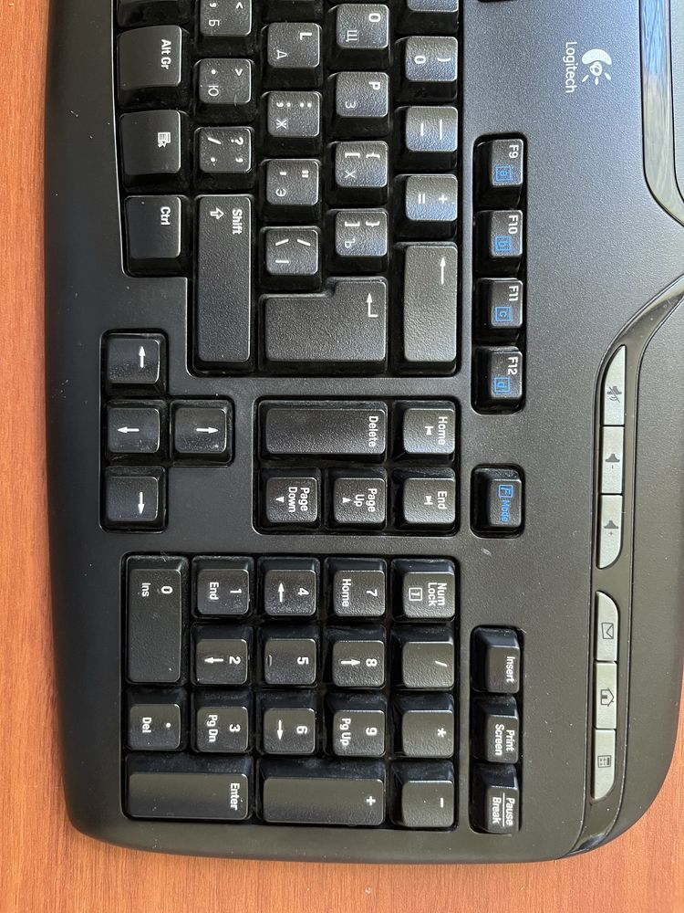 Безпровідна  клавіатура Logitech з мишкою і фурнітурою..