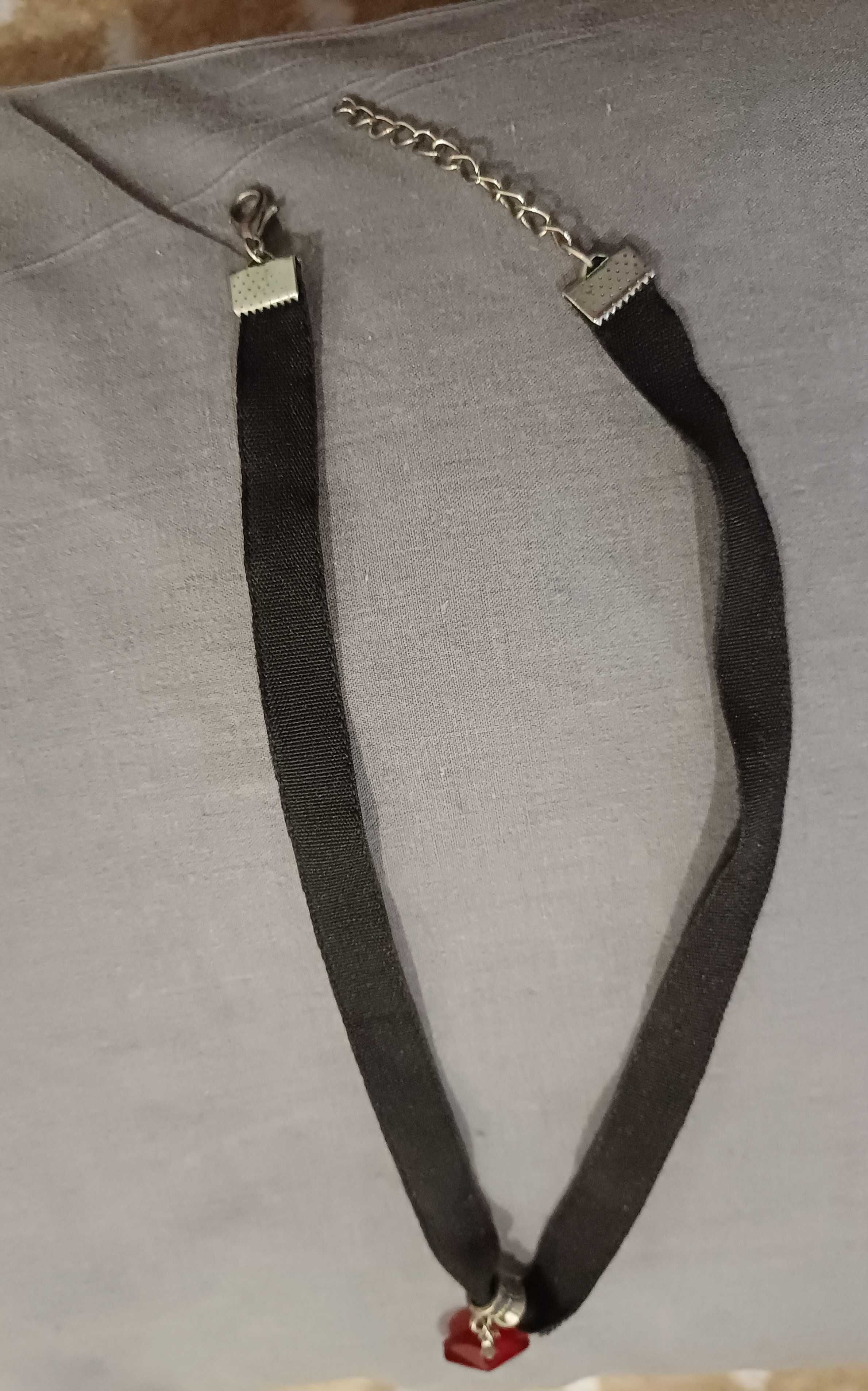 Choker preto com coração vermelho