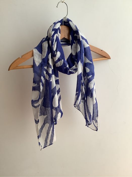 Echarpe azul e branca