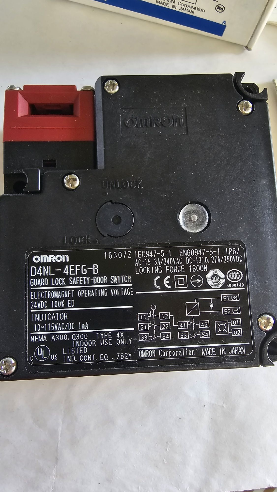 Вимикач блокування дверей захисного огородження Omron