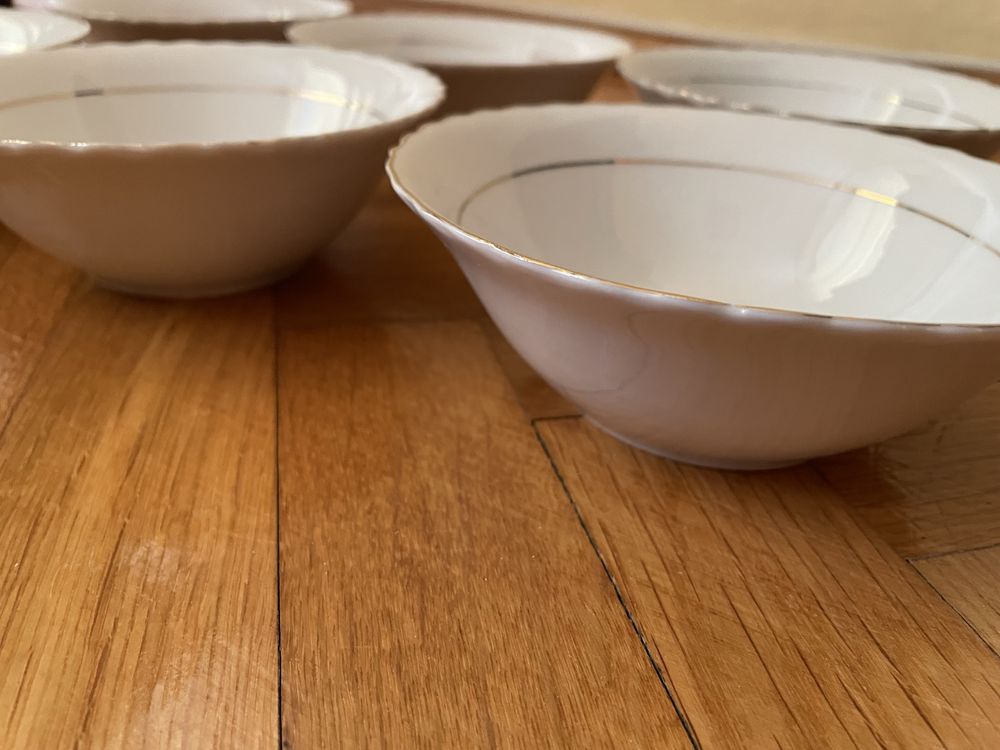 Salaterki porcelanowe miseczki ze srebrnym rantem białe komplet