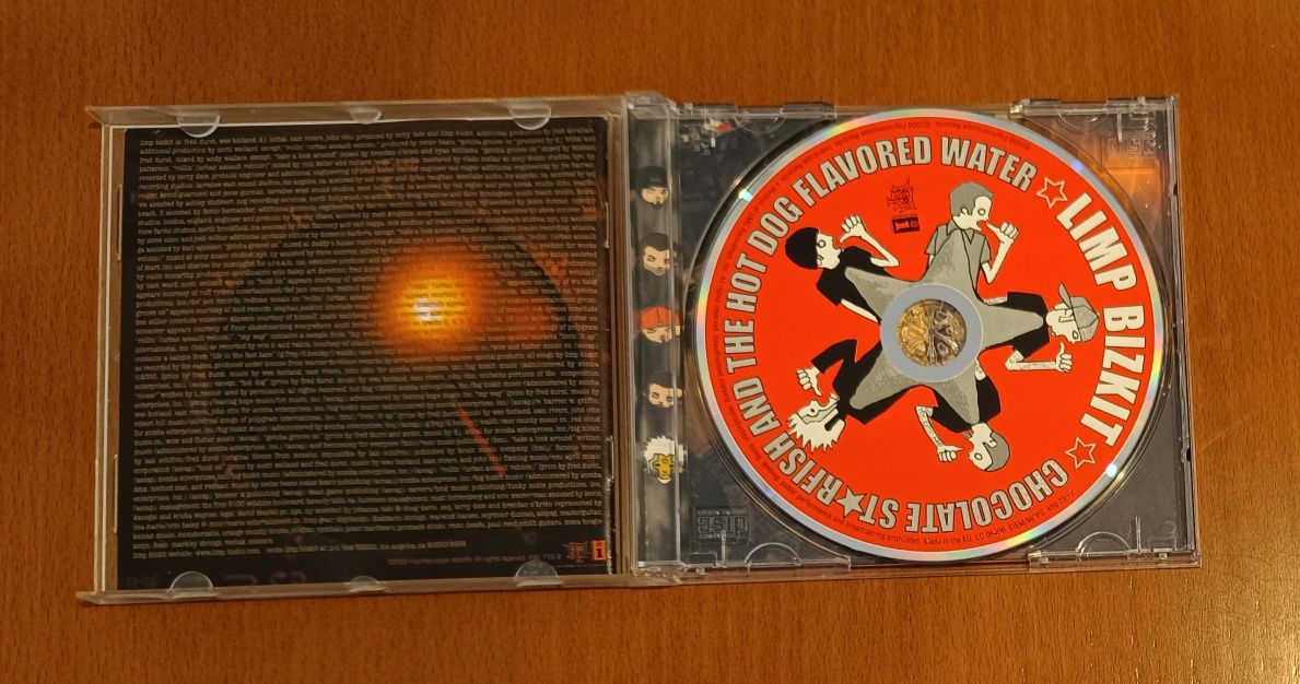 CDs de Limp Bizkit, Santana, Enigma, Mafalda Veiga e Delfins.