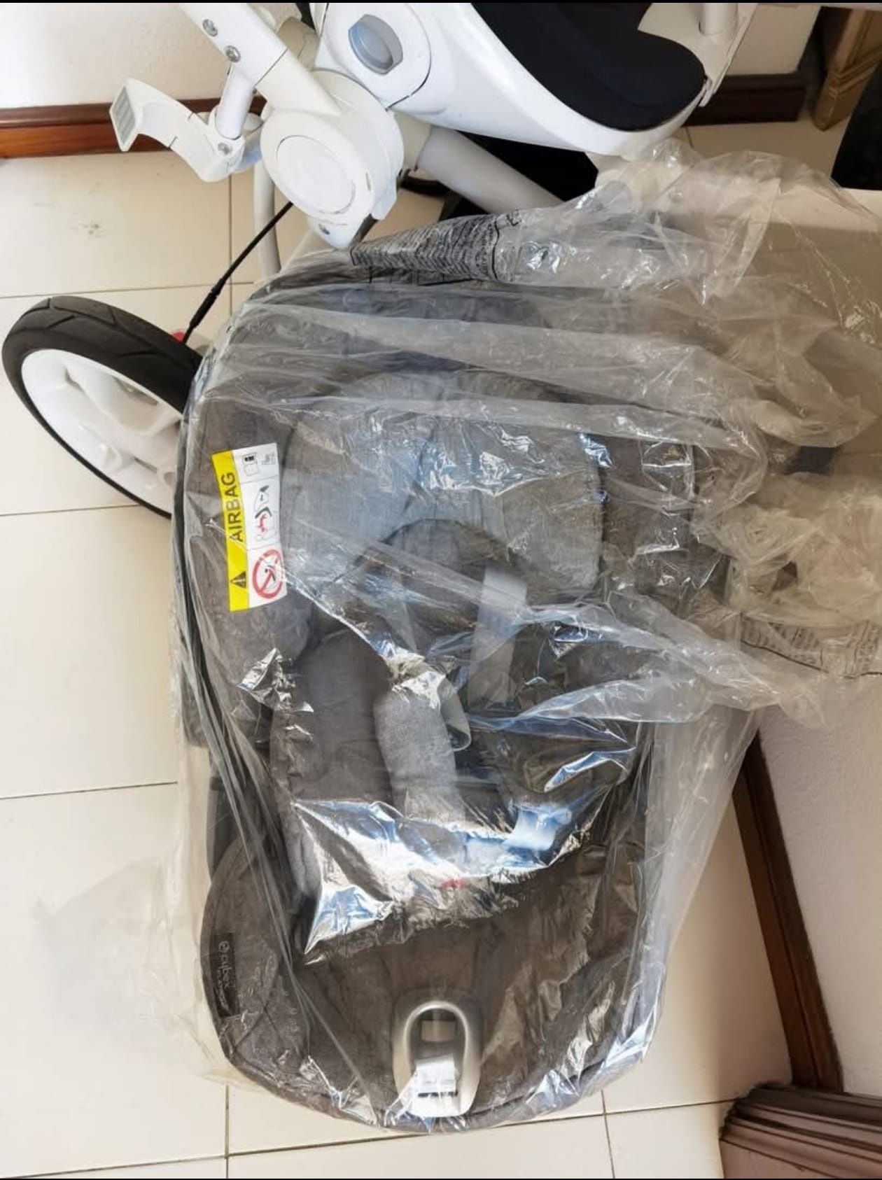 Set carrinho + assento marca Quinny (dá até aos 5 anos).
Ovinho marca