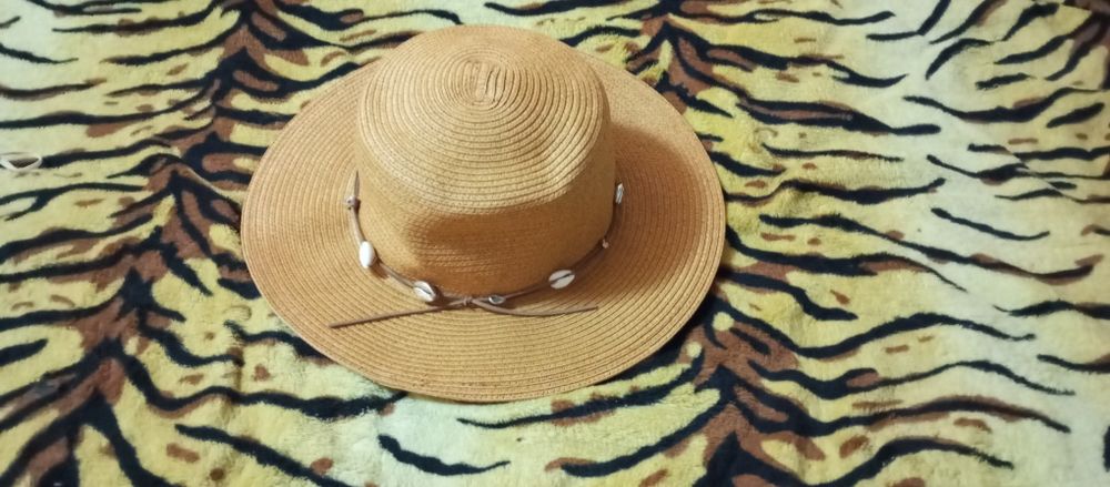 Kapelusz z rondem muszelki Parfois