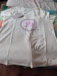 T-shirt com estampado á frente.
