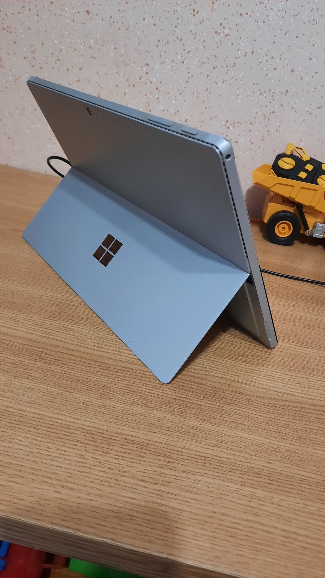 Планшет Microsoft Surface 4 1724