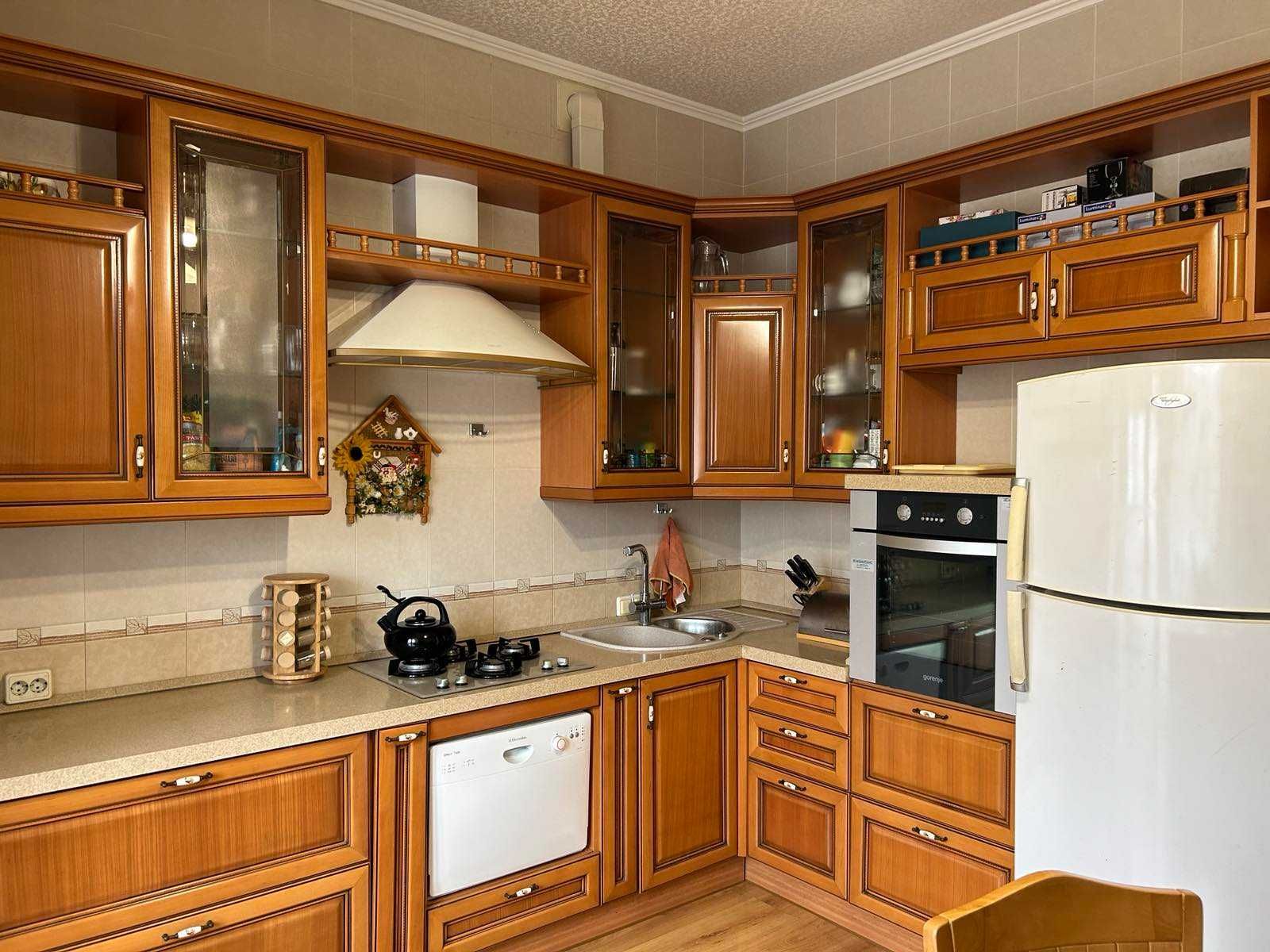 Продам 3-х комнатную квартиру - бельэтаж - Космическая -90 м.кв!