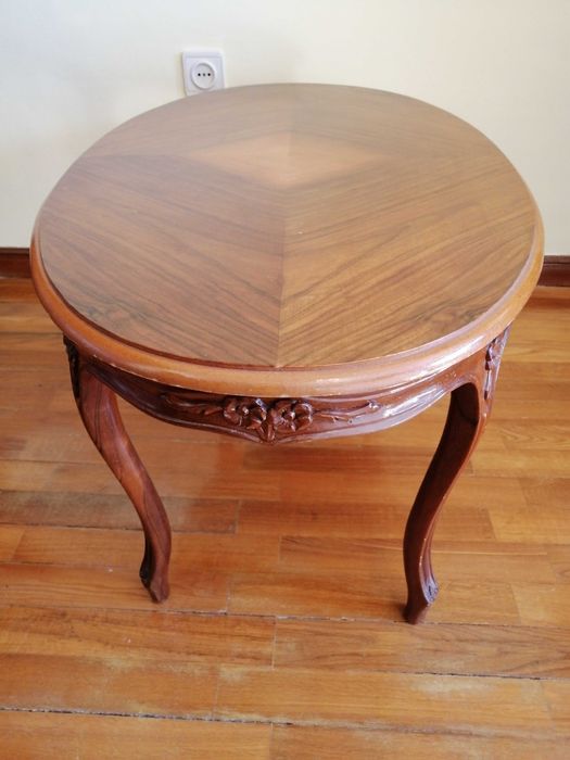 Mesa de centro antiga em bom estado