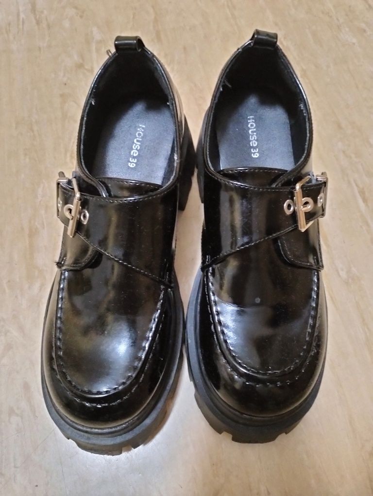 Czarne loafersy z klamerkami
