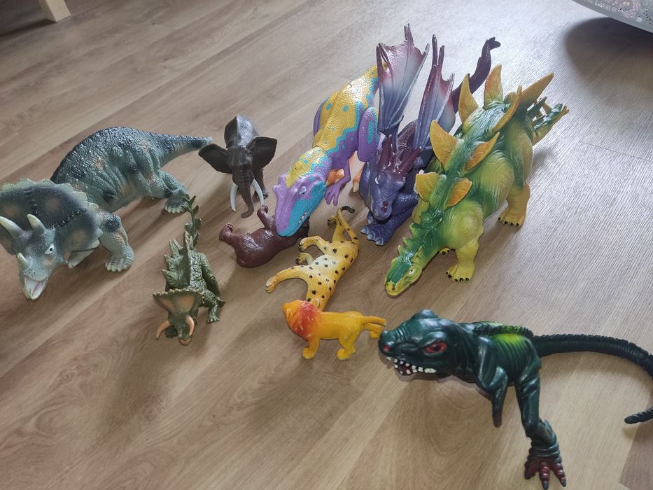 Figurki dinozaurów i inne