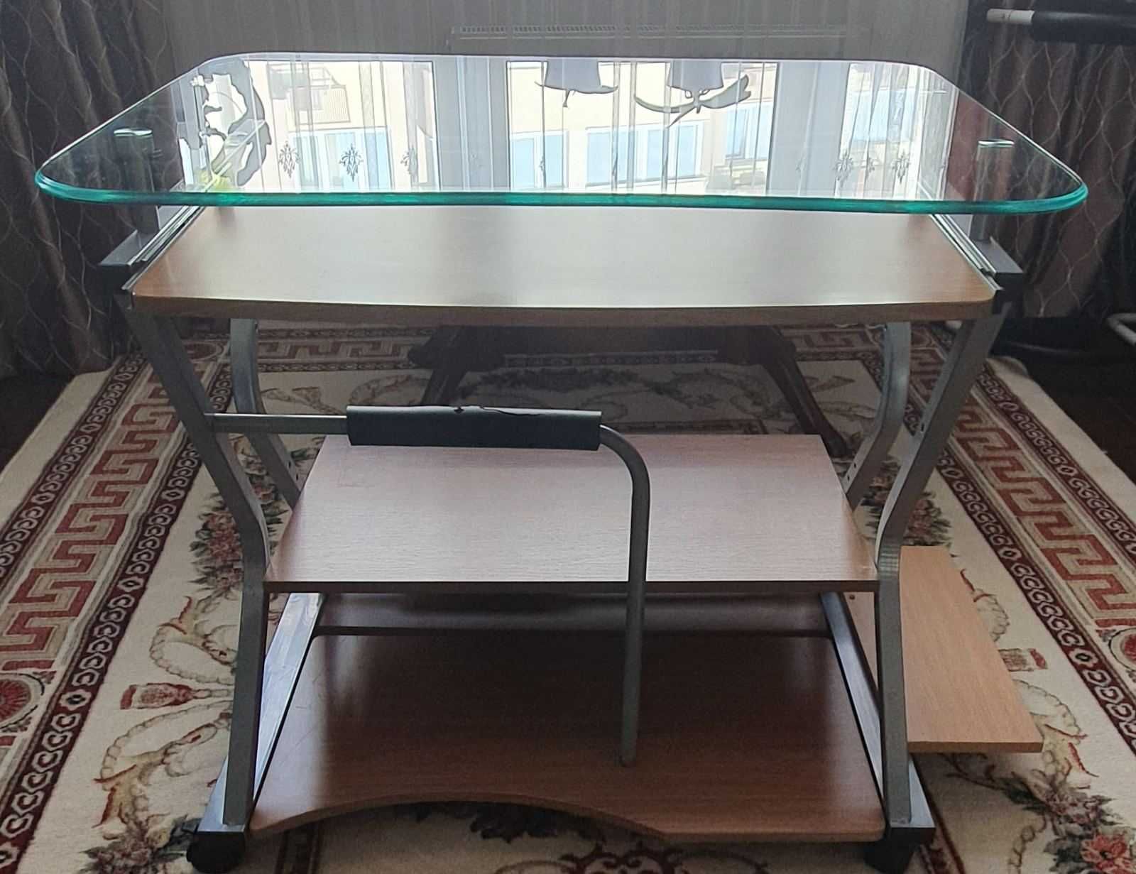 Продаю компютерний стіл з скляною стільницею Київ