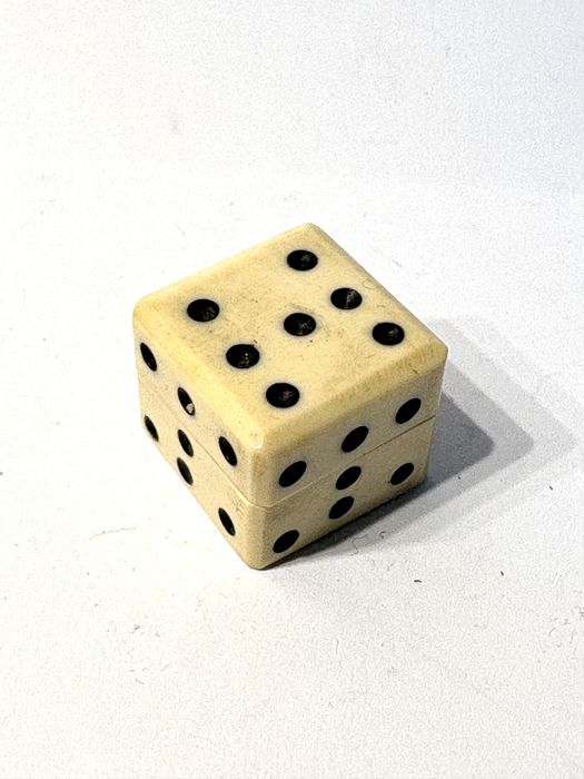 Antiga Miniatura de perfume sólido francês Concreta de Molinard Paris