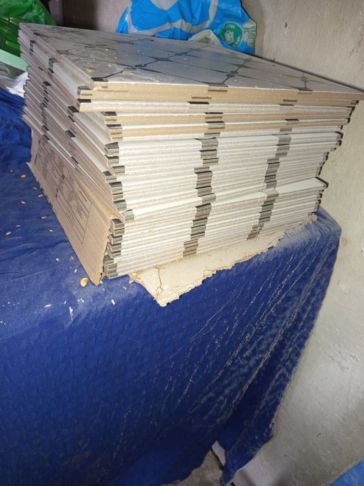 Płytki podłogowe białe w czarny wzór