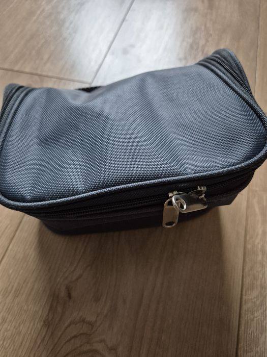 Szara kosmetyczka podróżna używana