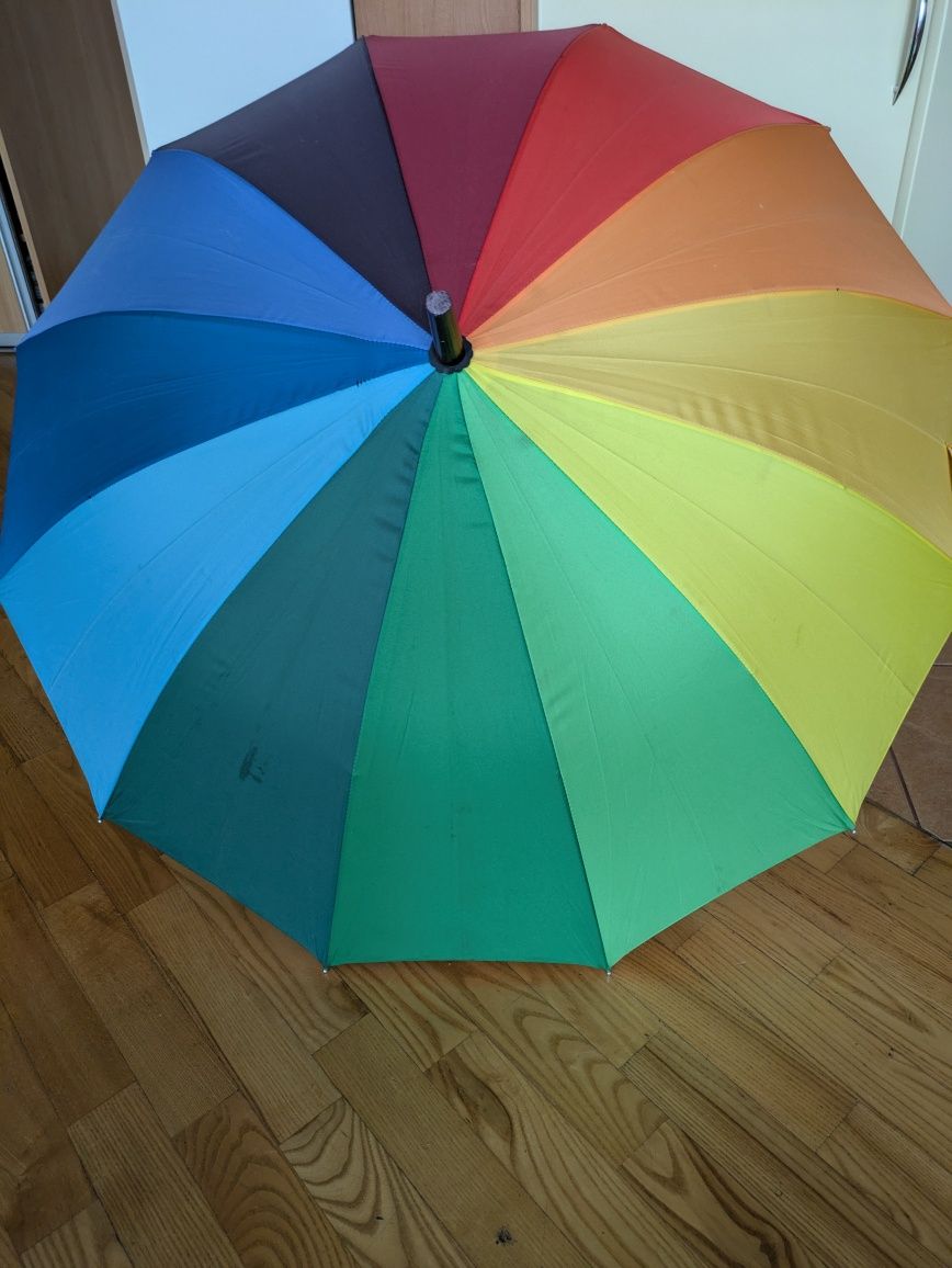 Parasol przeciwdeszczowy z długą rączką. Średnica parasola wynosi 100