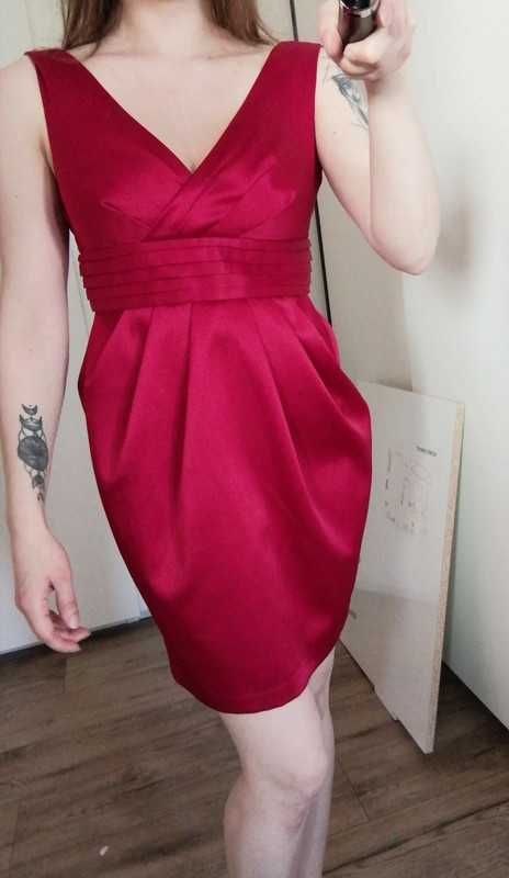 Czerwona satynowa sukienka