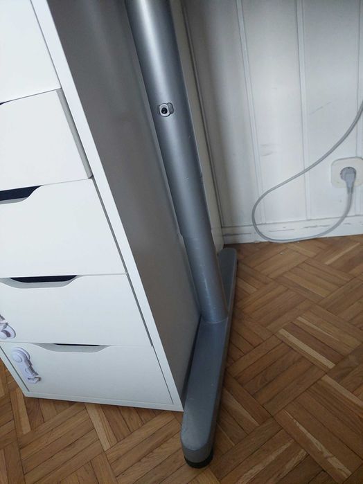 Biurko duże 150 cm x 80 cm. Nogi z regulacją wysokości.