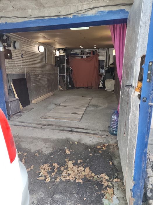 Гараж за швейной фабрикой Шахтерский