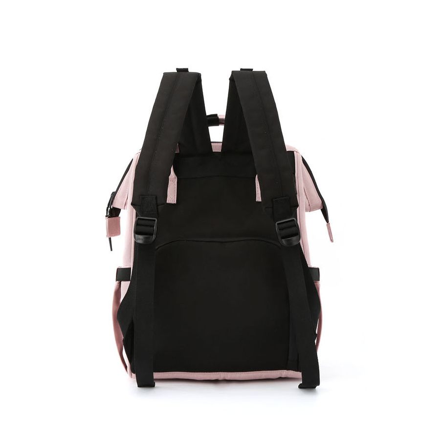 plecak typu mommy bag w różowym kolorze wyposażony w wiele