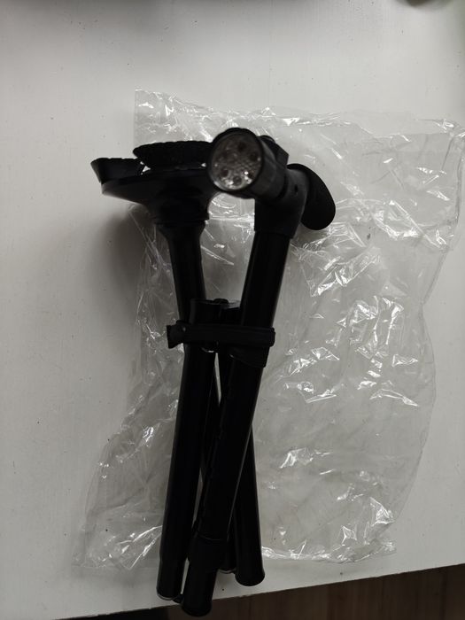 Laska składana z latarką led B555