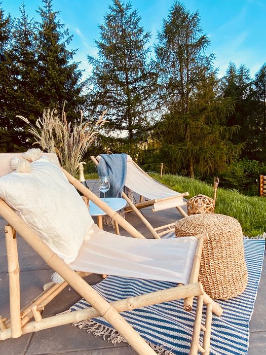 Domek z Banią z widokiem na góry Łomnica. Góry Sowie