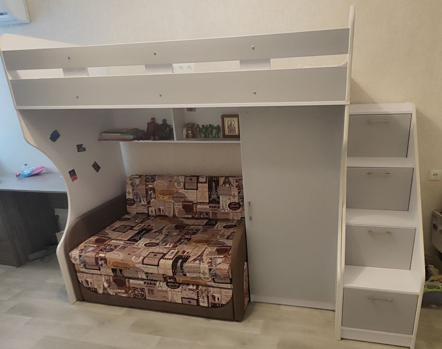 Двоярусне ліжко з диваном