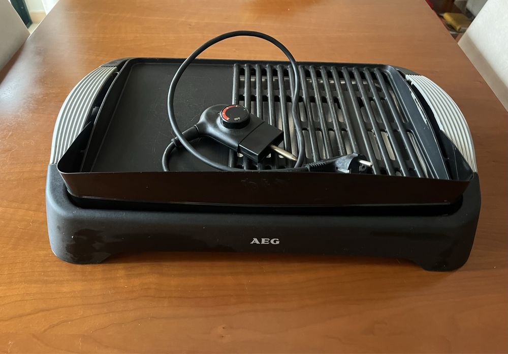 Grelhador eléctrico da marca AEG