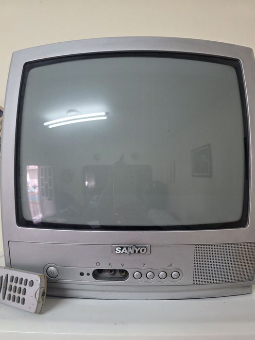 Vendo 3 televisões a funcionar