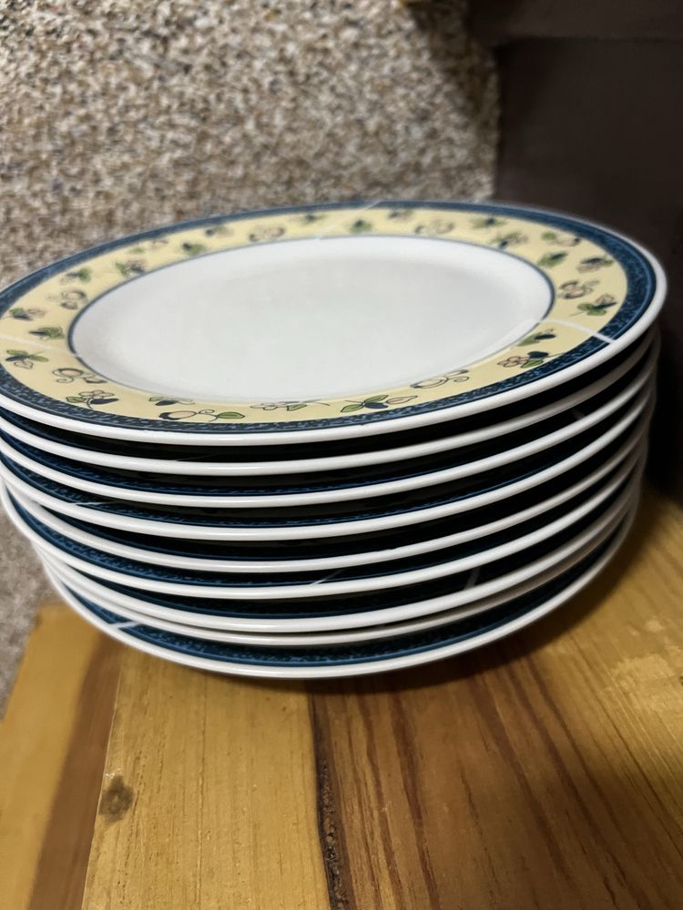 Pratos de cozinha mais saladeira