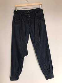 Ciemne jeansowe bojówki ze ściągaczami wiązane w pasie r. S