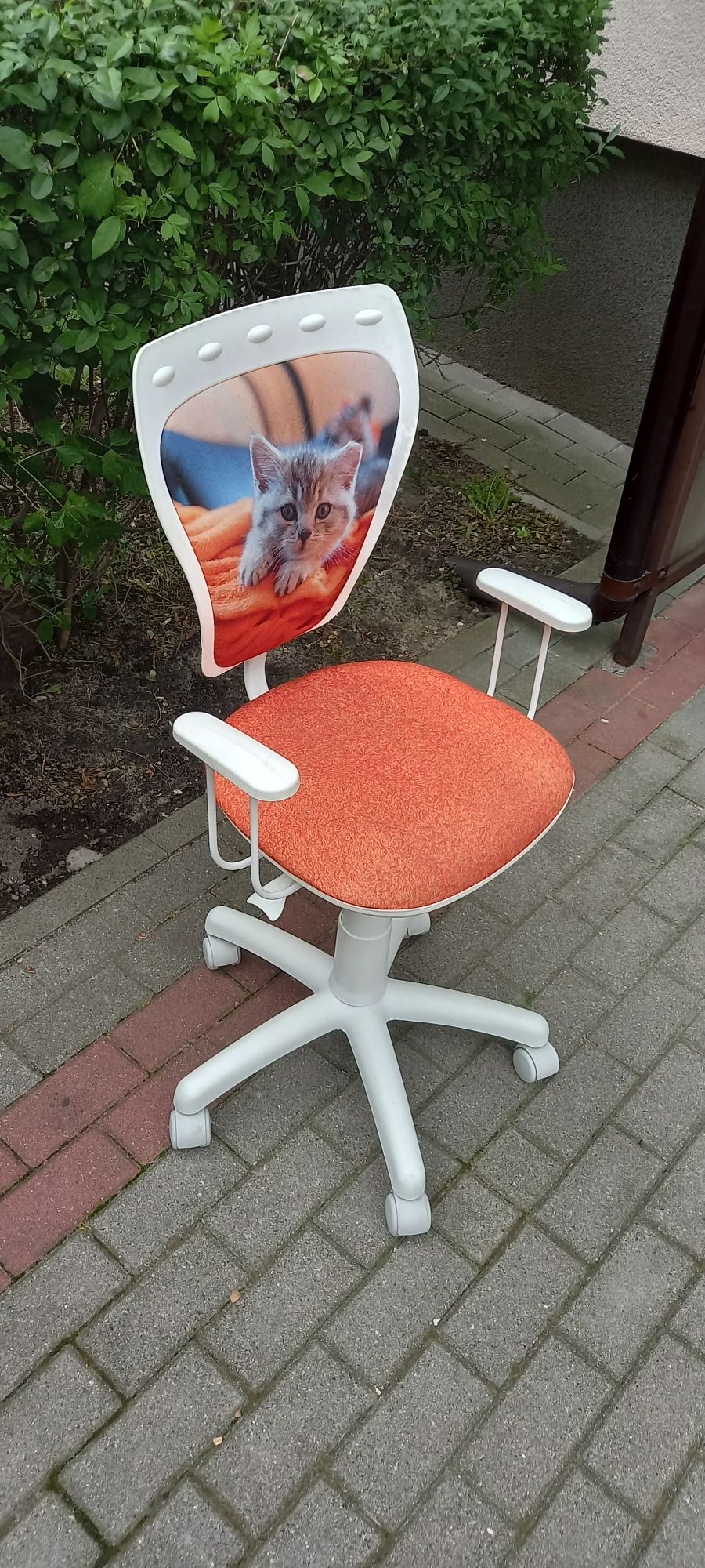 Obrotowe krzesło dla dziecka.
