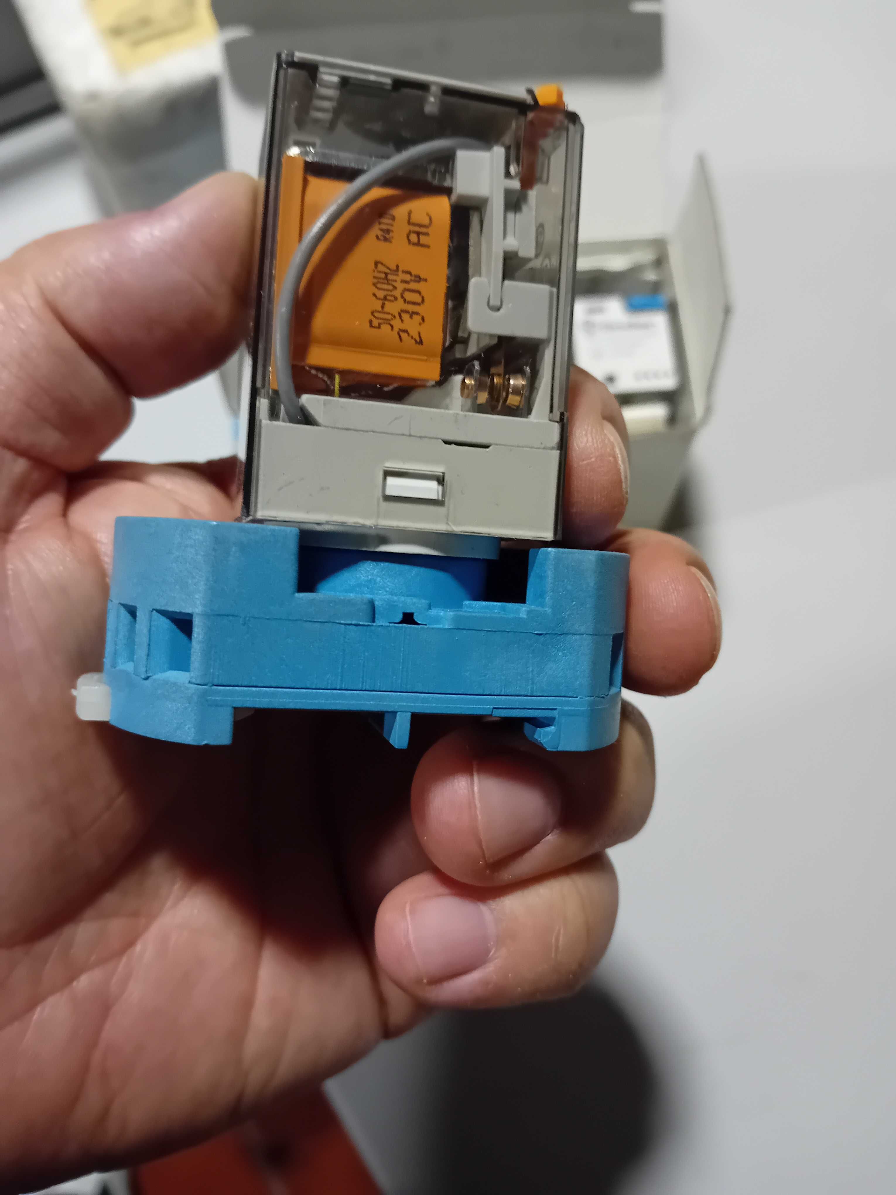 Caixa com 3 relés Finder