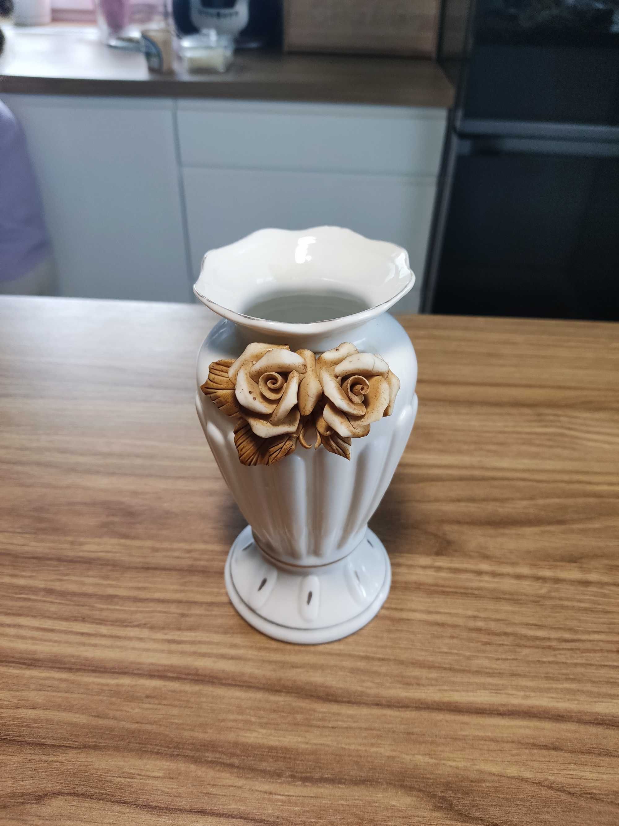 Piękny biały wazon na kwiaty