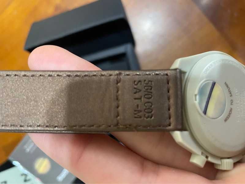 Omega x Swatch SO33T100 Saturn: Must-have dla Kosmików