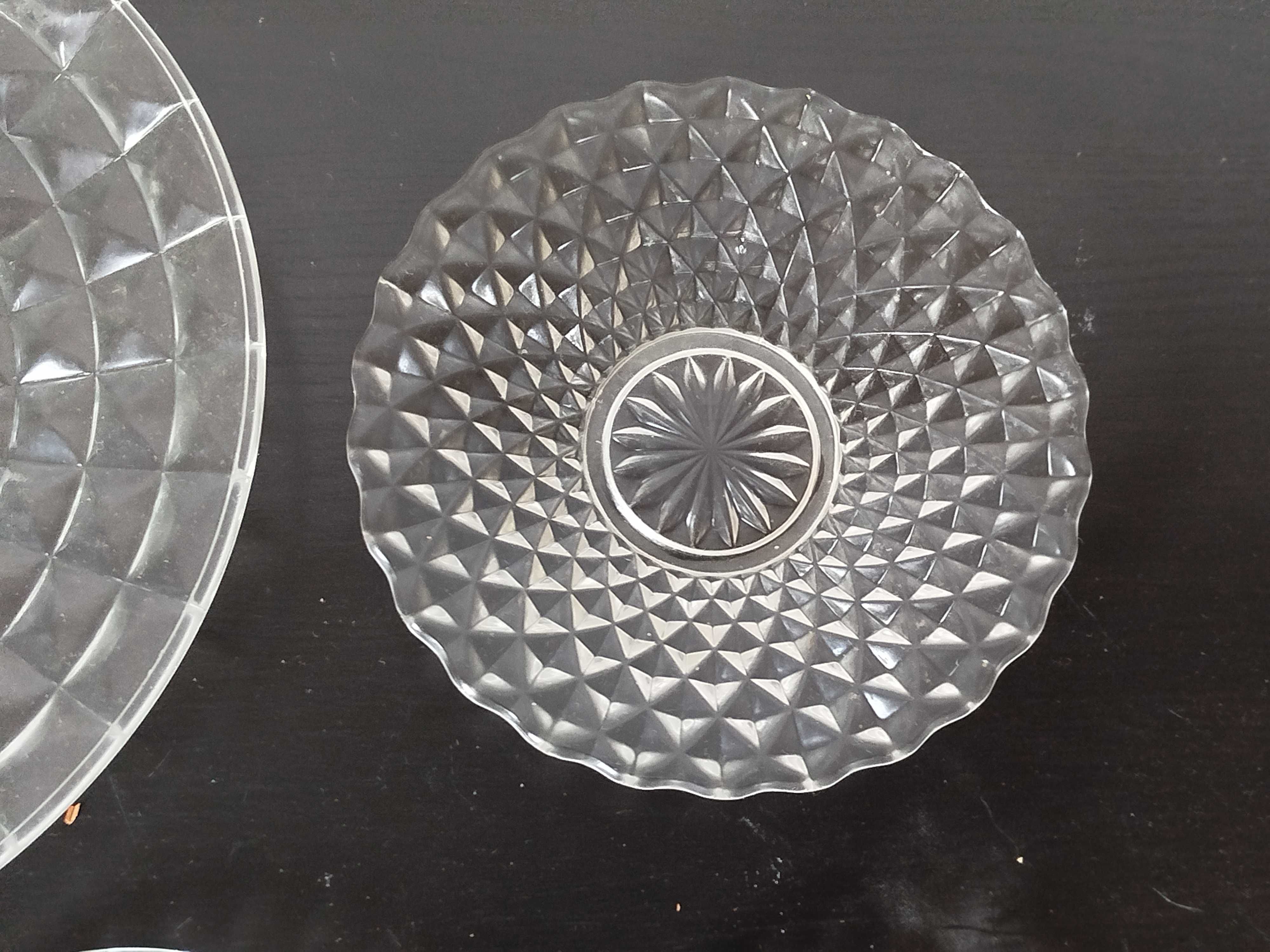 Conjunto de pratos em vidro decorado