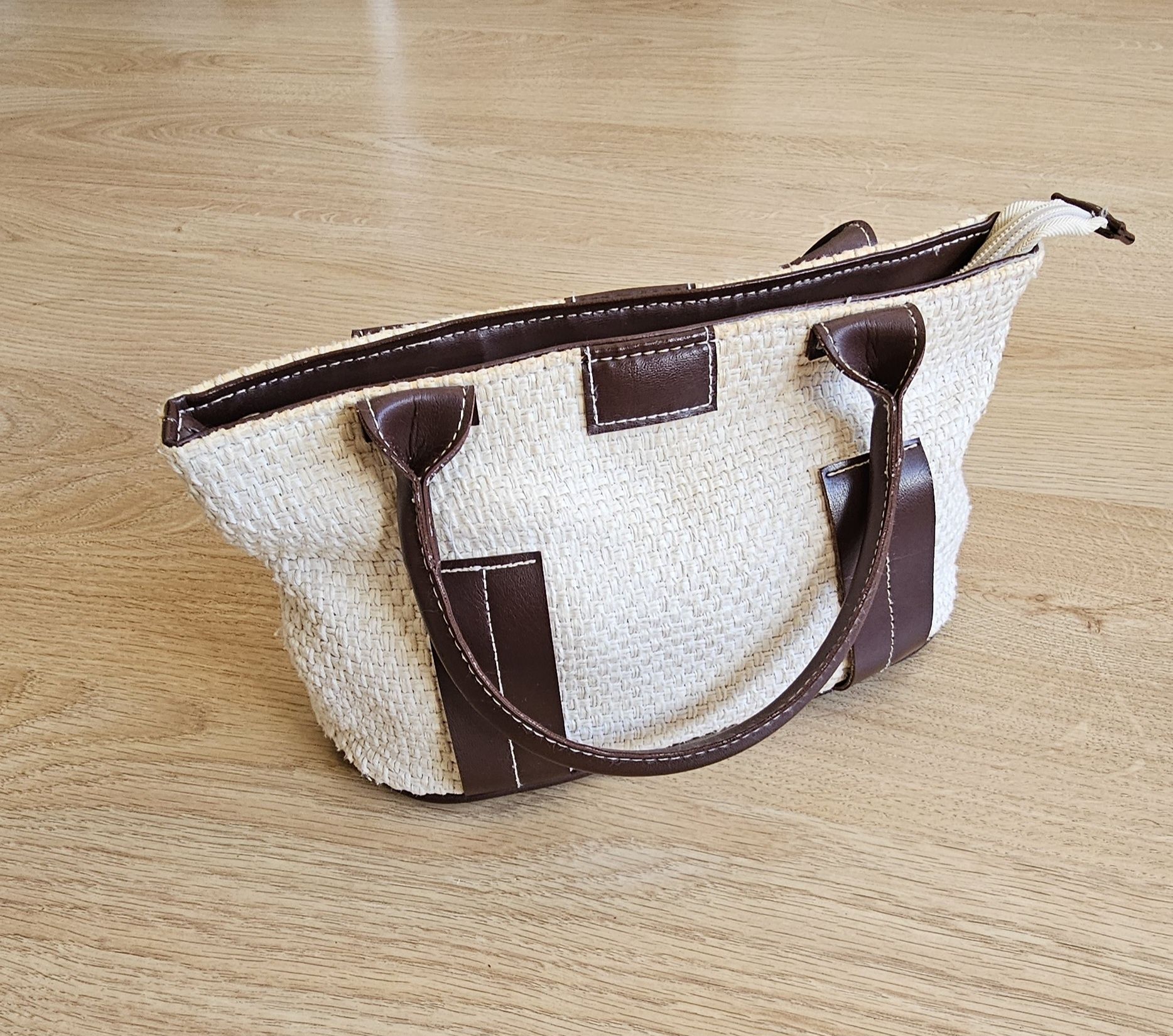 Bolsa de mão com pegas branca e castanha