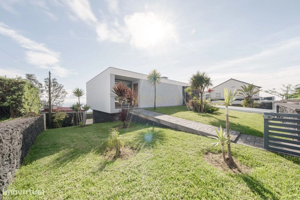 Encantadora Moradia com Vista Mar em Doze Ribeiras