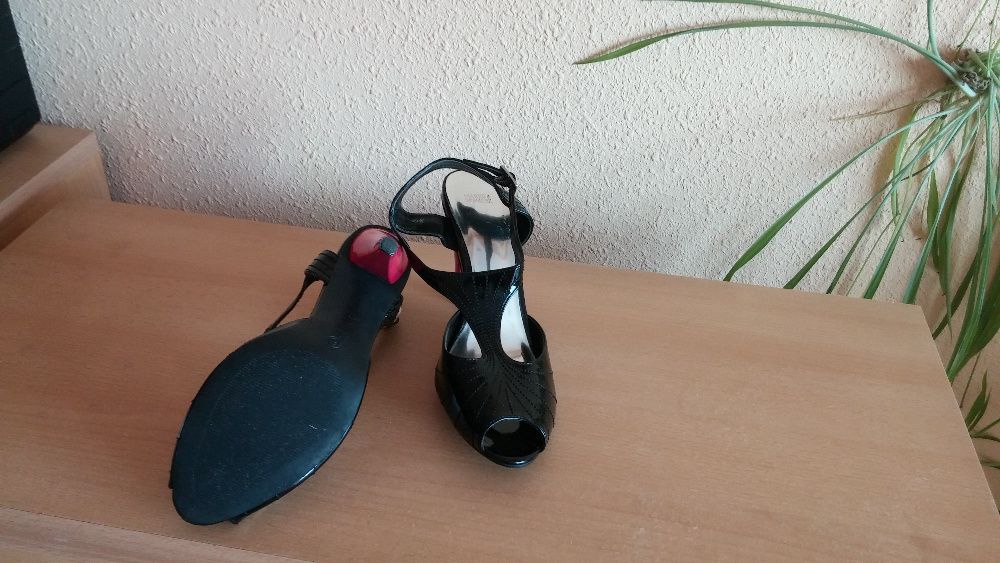Lakierowane czarne sandałki z obcasem w kolorze fuksji - UK6/39,5/25cm