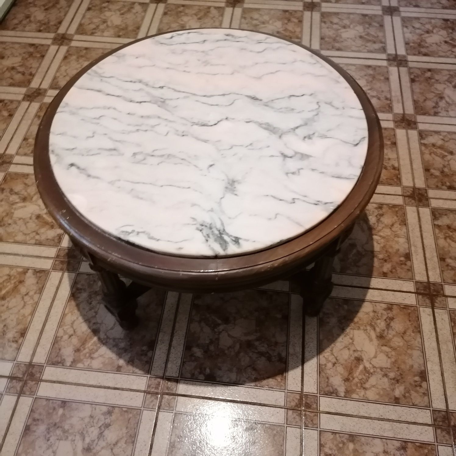 Mesa de centro em madeira maciça com pedra mármore