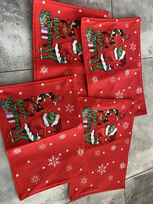 czerwone podkładki pod talerze z motywem świątecznym