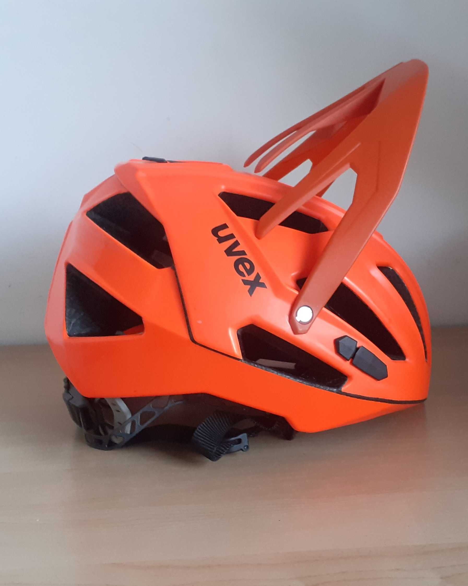 kask rowerowy na rower rolki z daszkiem UVEX Quatro 52 - 57