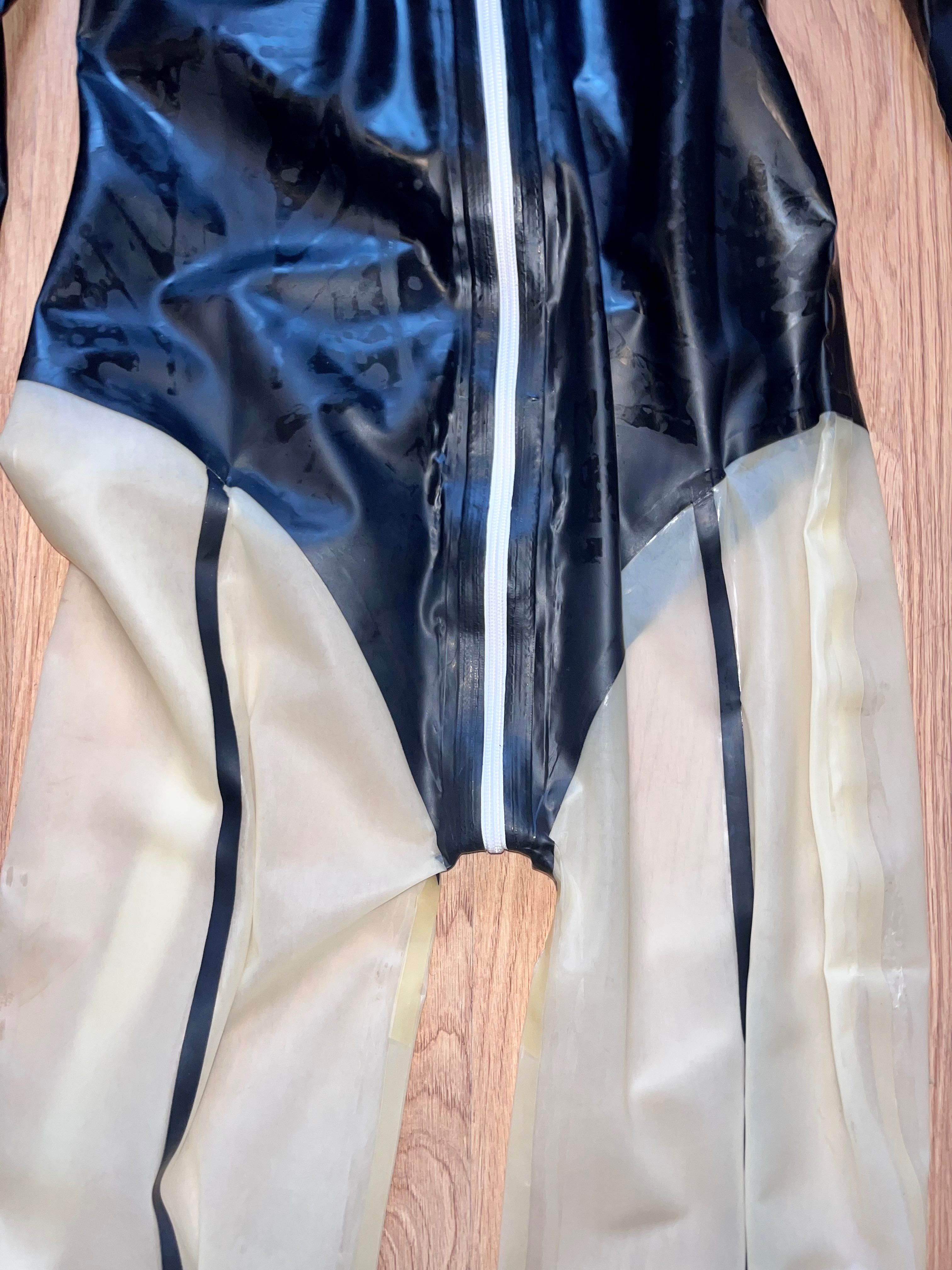 792/ OD RĘKI Kombinezon latex lateks catsuit czarno transparentny M
