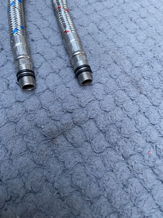 Sprzedam Dwa nowe wężyki przylaczeniowe do baterii o dlugosci 35 cm